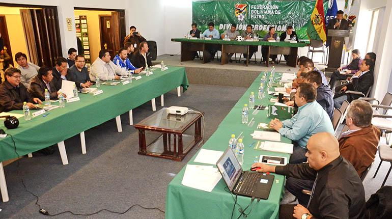 Los dirigentes de los 14 clubes profesionales durante la reunión del Consejo Superior, ayer. | José Rocha