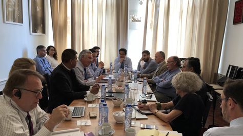 El equipo nacional e internacional reunido en La Haya. Foto tomada de la cuenta en Twitter del ministro Héctor Arce