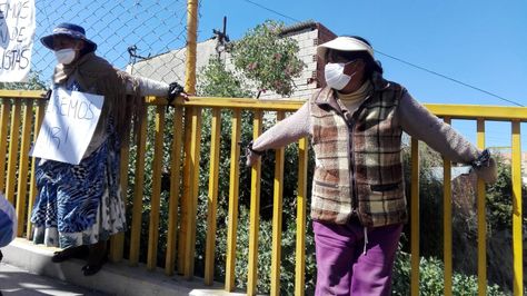 Dos mujeres que padecen cáncer se "crucificaron" el lunes en el Puente de las Américas en demanda de tratamiento.