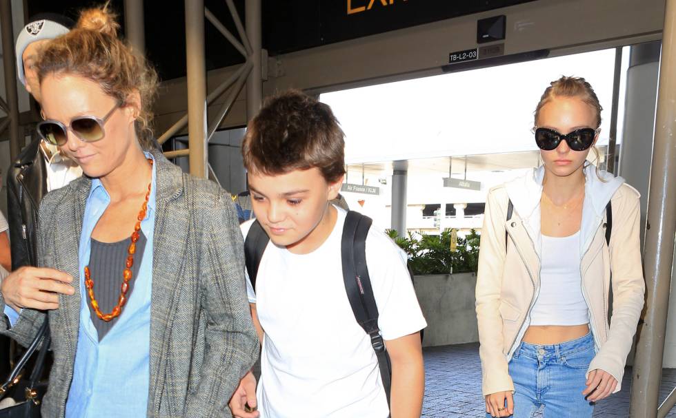 Vanessa Paradis con sus hijos Jack y Lily Rose en marzo de 2016.