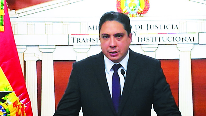 Arce dice que Llorenti fue reemplazada y se le inició proceso administrativo