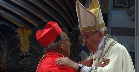 El nuevo cardenal Ticona en su encuentro con el papa Francisco.