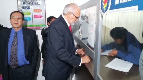 El expresidente Carlos Mesa presenta demanda por el caso Quiborax contra cuatro funcionarios.