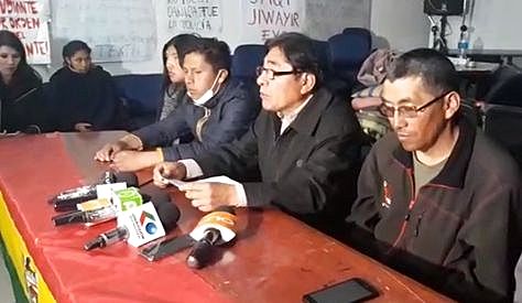 Ricardo Nogales (c), rector de la UPEA, durante la conferencia de prensa la noche de este jueves.