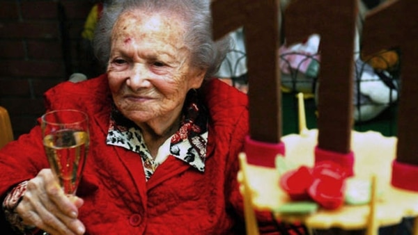 En países con buenas estadísticas de registro civil, los datos raramente permiten el estudio de estas tasas de mortalidad para cada edad y las personas mayores a menudo se agrupan en franjas