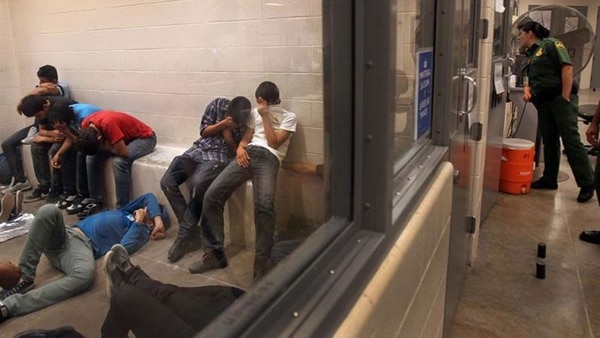 Según el Centro de Justicia Brennan, el Departamento de Justicia utiliza en las cortes de inmigración una combinación de 70 intérpretes titulados fijos y más de 1.650 intérpretes independientes