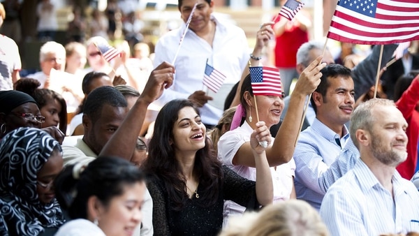 Los inmigrantes deben presentarse ante el juez con un abogado o de lo contrario representarse legalmente a sí mismos (más del 40%). En esas audiencias es donde se les asigna un intérprete