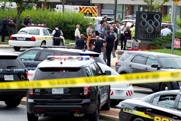 Policías rodean la redacción del periódico The Capital Gazette, en Annapolis (AP Photo/Jose Luis Magana)