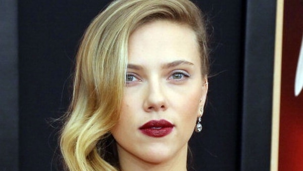 Scarlett Johansson está indignada por los rumores que indican que se postuló para ser novia de Tom Cruise