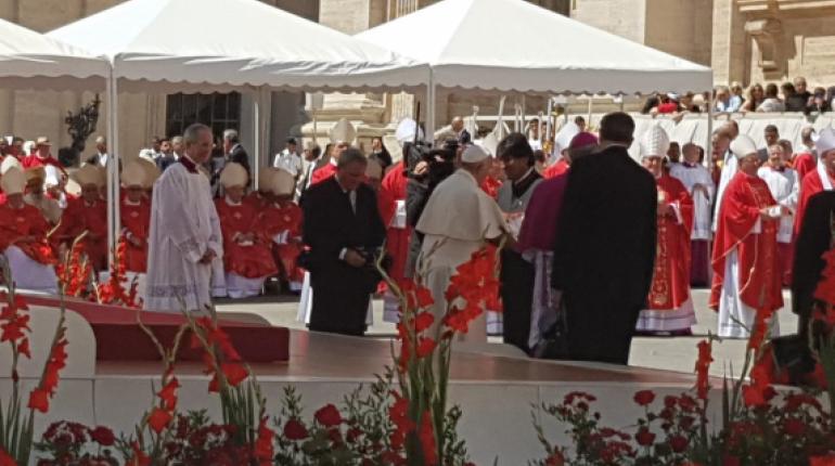 El presidente Evo Morales participa de la misa en la plaza San Pedro. | @MRE_Bolivia