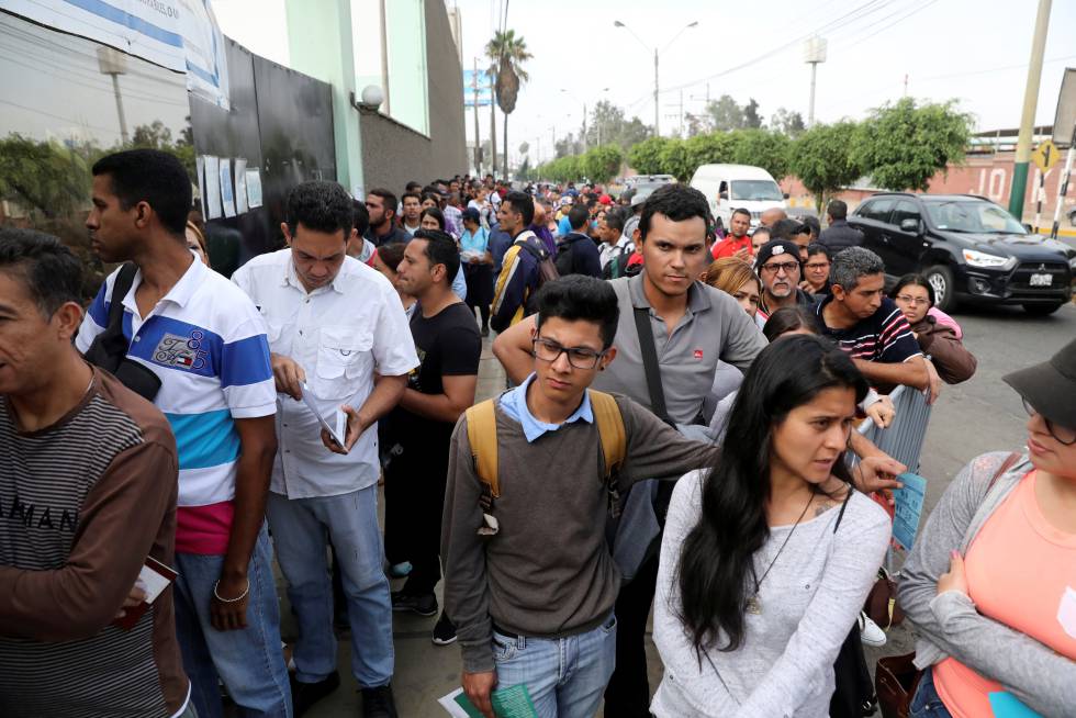 Venezolanos hacen fila para realizar sus trámites migratorios en Perú.