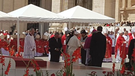 El presidente Evo Morales saluda al papa Francisco durante la misa en honor San Pablo y San Pedro realizada este viernes en el Vaticano. Foto: @MRE_Bolivia
