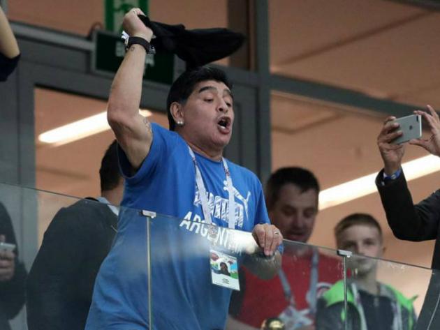 La FIFA se pronunció sobre los gestos de Maradona Debe mostrar respeto hacia otros