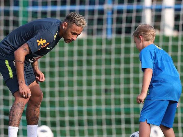 neymar juega con su hijo tras entrenamiento de brasil en sochi neymar juega con su hijo tras entrenamiento de brasil en sochi