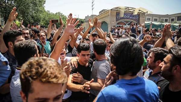 Cientos de personas fueron detenidos en medio de las protestas en Teherán (AP)
