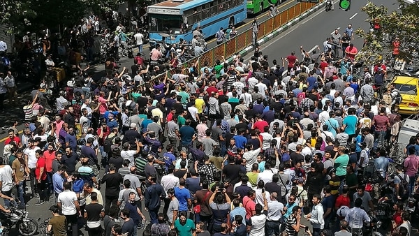 Comerciantes de el Gran Bazar se movilizan por el colapso del valor del rial (AFP)