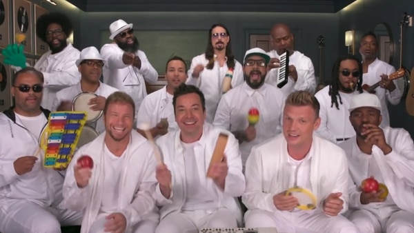 Los Backstreet Boys tocaron con instrumentos de juguete junto Jimmy Fallon y The Roots (captura)