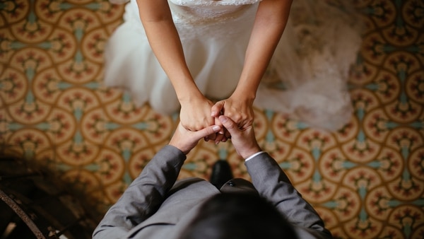 Distintos factores hacen que el matrimonio proteja la salud cardíaca y arterial. (iStock)