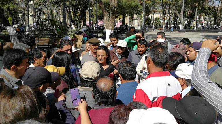 La presidenta ejecutiva de ASFI, Lenny Valdivia, con contribuyentes, ayer. | Christian Burgos