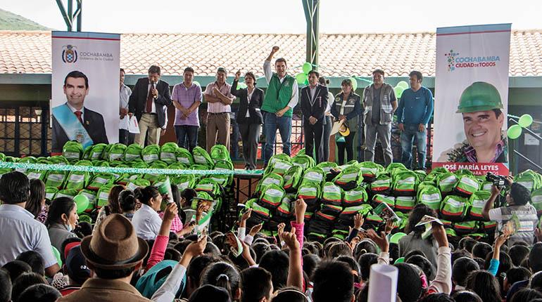 La entrega de las mochilas escolares a principios de año en una escuela de la zona de Itocta. | Alcaldía de Cercado