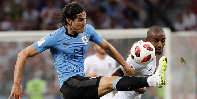 Cavani y Pereira, en un lance del juego