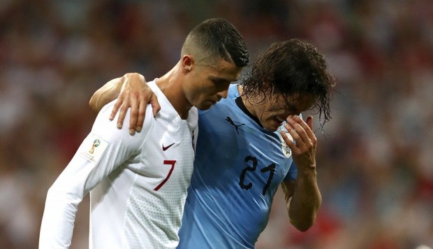 El artillero de Uruguay se lesionó en pleno partido ante Portugal. No podía salir del campo por un fuerte dolor. Entonces Cristiano Ronaldo apareció en escena para prestarle ayuda