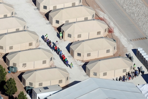 Campo con niños migrantes en Texas (REUTERS/Mike Blake)