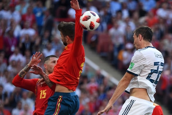 La mano de Piqué que derivó en el penal de Rusia (AFP)