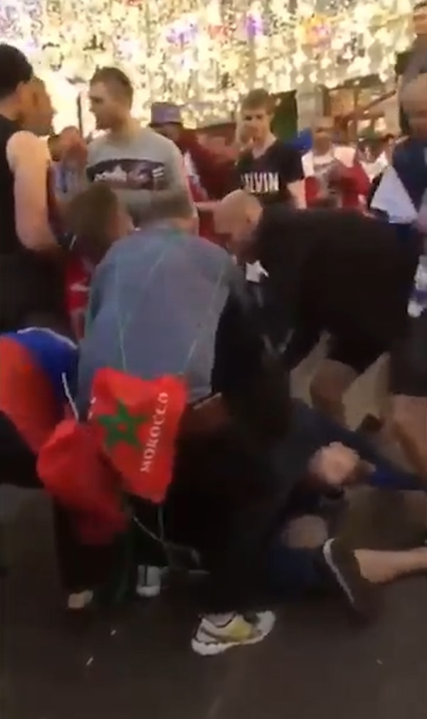 Fueron varios los hinchas que intentaron frenar la pelea entre los hinchas rusos