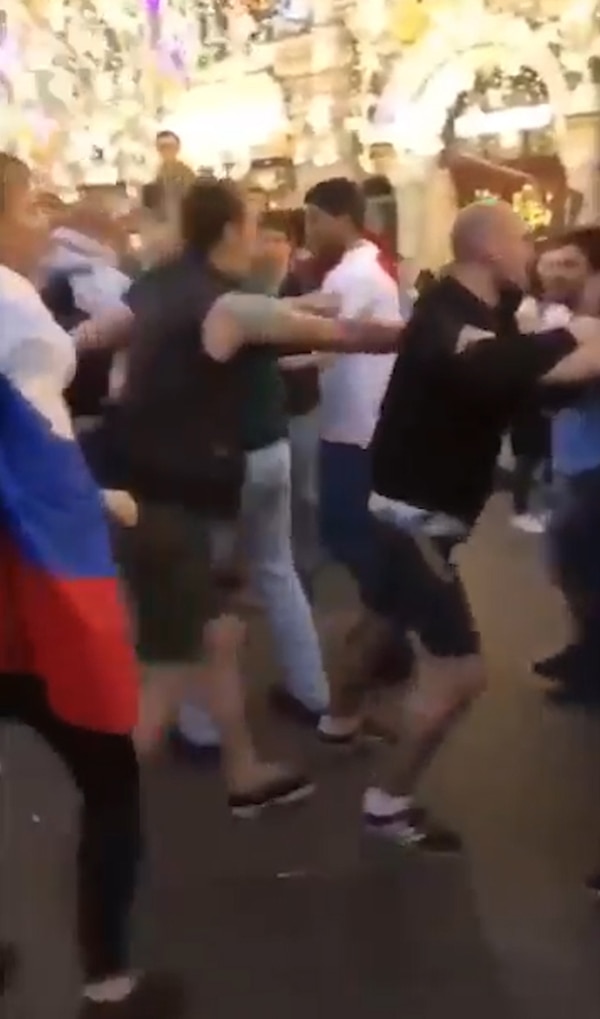 El video se volvió viral a causa de la ocurrencia del hincha mexicano que pidió que se tranquilizaran en un idioma extraño