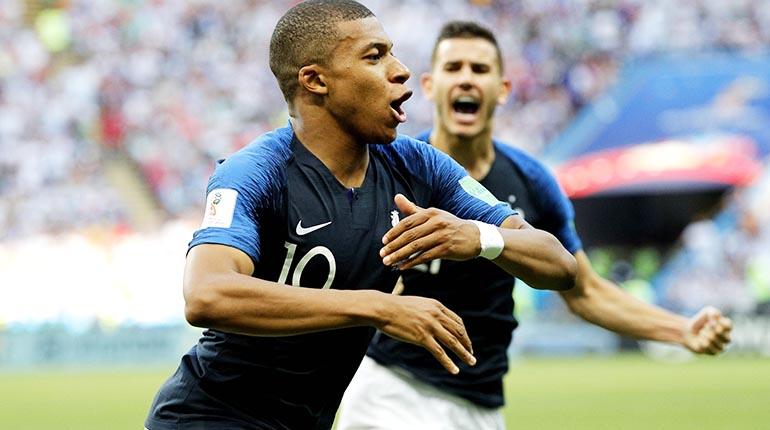 Kylian Mbappé festeja uno de los goles convertidos el sábado frente a Argentina. | EFE