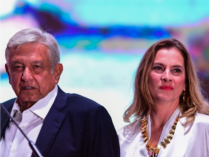 López Obrador y Beatriz Gutiérrez Müller en la plaza del Zócalo celebrando la victoria presidencial.