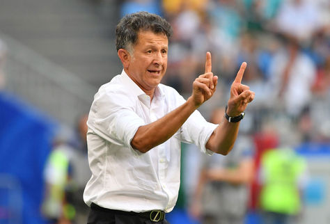 Juan Carlos Osorio dando instrucciones a sus dirigidos en Rusia 2018. Foto: AFP