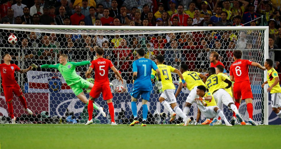 Yerry Mina marca el primer gol para Colombia.