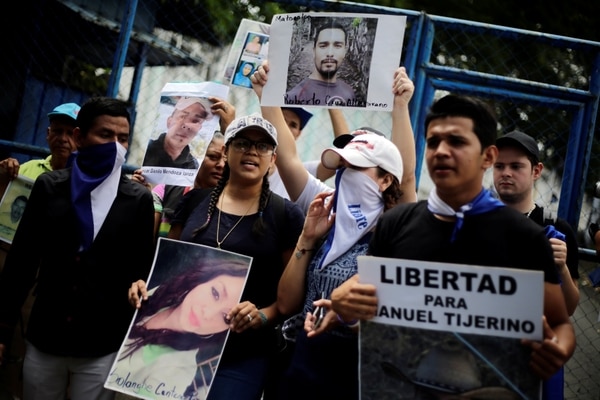 Los parientes piden la liberación de presos por protestar en contra del régimen de Daniel Ortega en Managua, Nicaragua (REUTERS/Jorge Cabrera)