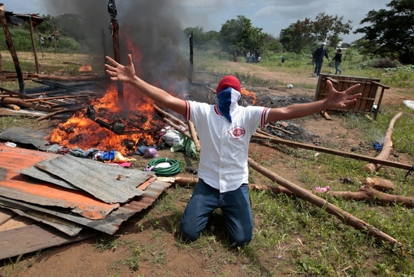 Un manifestante tras un enfrentamiento con fuerzas de choque del régimen de Daniel Ortega en Managua (REUTERS/Oswaldo Rivas)