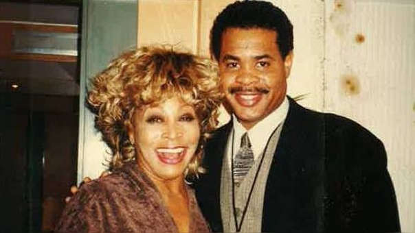 Tina Turner junto con su hijo Craig, quien trabajaba como agente inmobiliario en Los Ángeles.