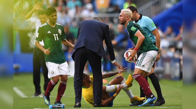 El futbolista brasileño Neymar, tras la falta de Layún, el lunes. | AFP