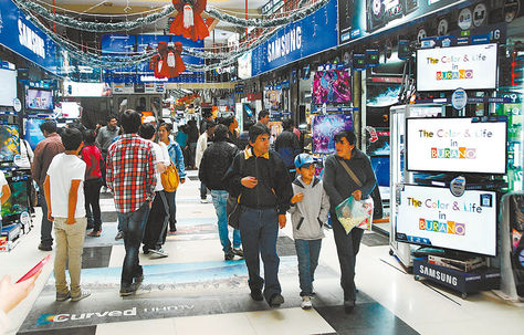 Comercio. Personas observan los productos de línea negra que se venden en las galerías de la calle Eloy Salmón.