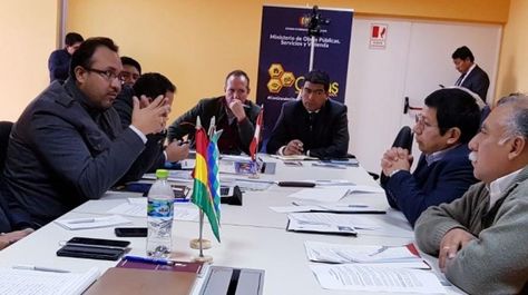 Los ministros Claros y Trujilo en una cita bilateral que sostuvieron en Desaguadero, en abril de este año.