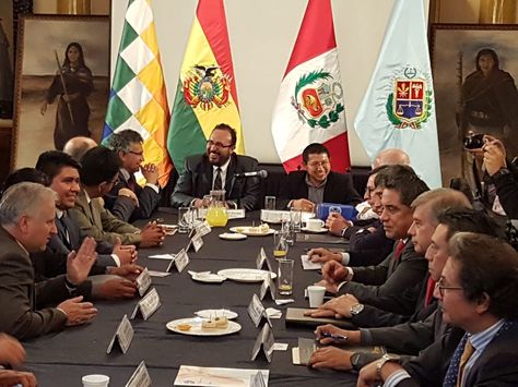 La reunión bilateral que sostuvieron las delegaciones de Bolivia y Perú en Cochabamba.