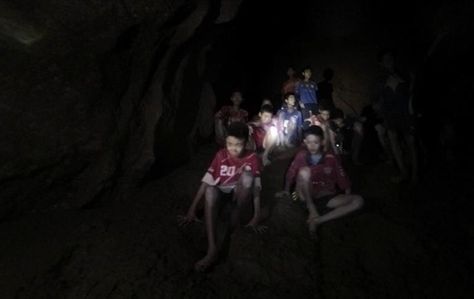Fotografía cedida por el Real Ejército de Tailandia que muestra a los 12 menores y su entrenador, desaparecidos en la cueva Tham Luang, en el momento de su rescate en Tailandia. Foto: EFE