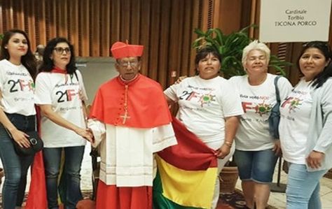 Las mujeres que saludaron a Ticona tras su creación como cardenal en el Vaticano.