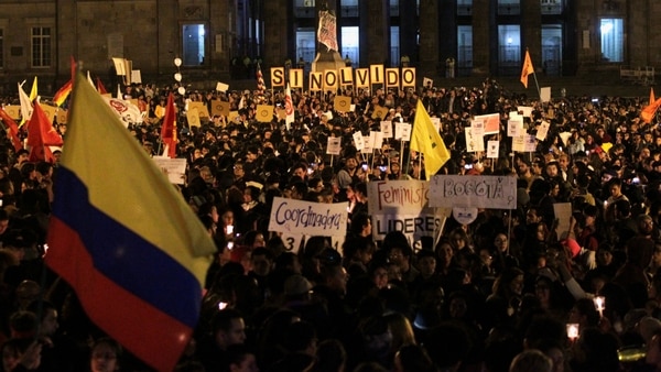 Miles de personas se manifestaron en la Plaza de Bolívar en Bogotá para rechazar los asesinatos de los líderes sociales. (Reuters)