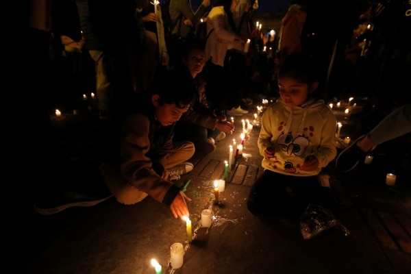 Niños encienden velas por líderes sociales asesinados en la Plaza de Bolívar. (REUTERS/Luisa Gonzalez)
