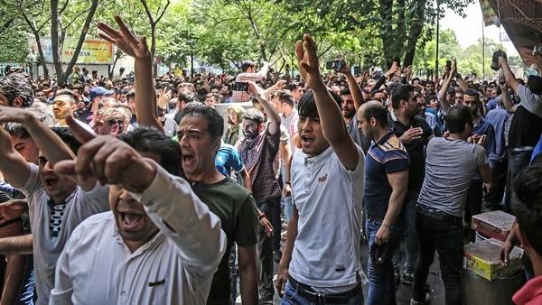 Protesta de comerciantes contra las medidas del gobierno en Irán (AP)