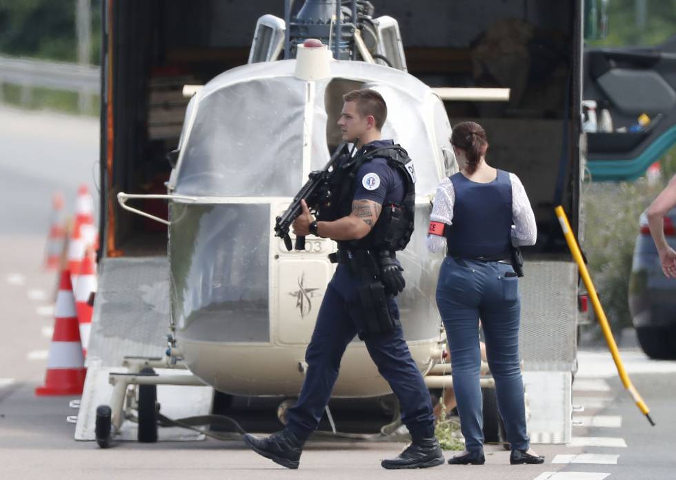 Policías custodian el helicóptero usado para la evasión de Redoine Faïd 