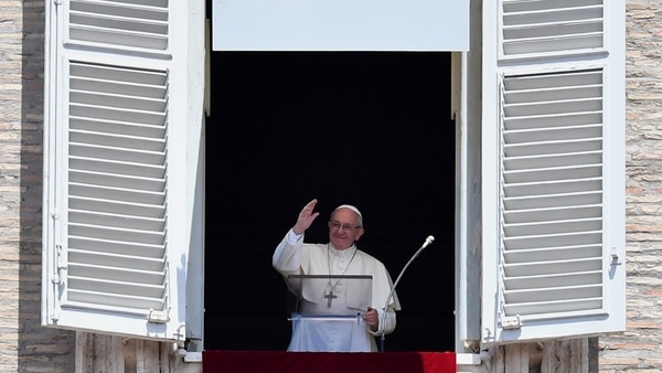 Desde el balcón Palacio Apostólico del Vaticano, el Papa Francisco consoló a los brasileños (AFP)