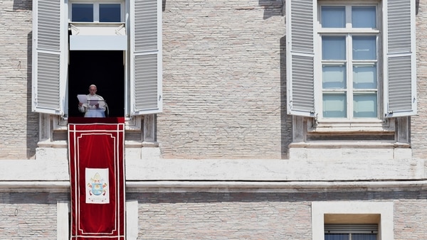 Una imagen habitual sobre el rezo dominical del Santo Padre en el Vaticano (AFP)
