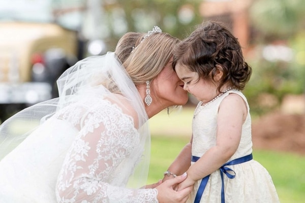 Hayden Hatfield da un beso a la pequeña Skye el día de su boda (Cortesía Hayden Hatfield)